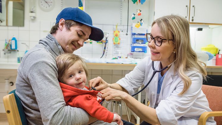 Christina West, överläkare och professor vid Institutionen för klinisk vetenskap/pediatrik kollar hälsan på ett barn. Foto Mattias Pettersson