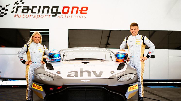 Andreas och Jessica Bäckman redo för säsongsfinalen av GT4 European Series i Barcelona, Spanien i deras Aston Martin AMR Vantage GT4. Foto: Linus Benz & Maximilian Bauer (Fria rättigheter att använda bilden)