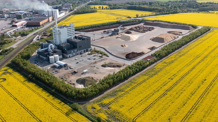 Flygfoto över Örtoftaverket med Nordic Sugars sockerbruk i Örtofta i bakgrunden
