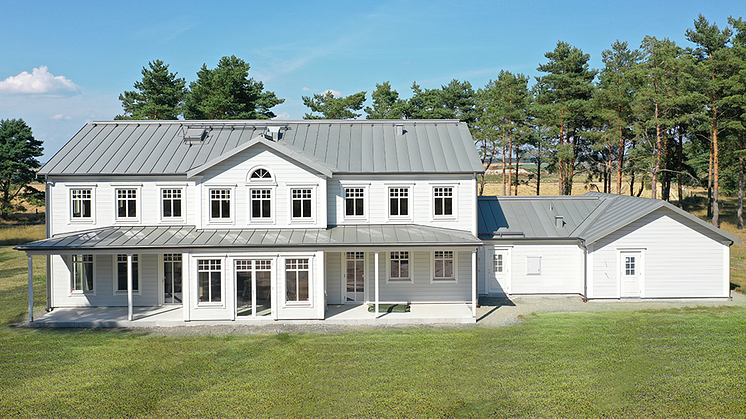 Bandtäckt tak med DuraFrost Aluminium och kulören Grå Aluminium 046 på en charmig villa i Skåne.