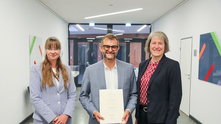 Bei der Urkundenübergabe: Tanja Jürgens, Geschäftsführerin Fakultät I, Prof. Dr. Andrea Teti, und Präsidentin Prof.in Dr.in Verena Pietzner. 