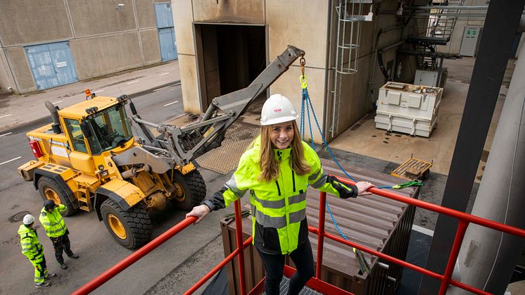 Sofie Rothén, projektledare på Växjö Energi, överser installationen av pilotanläggningen på Sandviksverket i Växjö. Foto: Johan Nordström