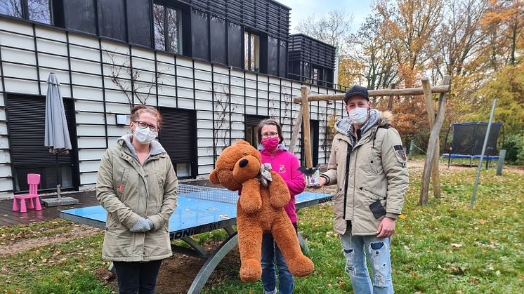 Bei der Übergabe der Spende im Garten des Kinderhospizes: Diana Rühling, Kerstin Stadler und Kevin Kurth (v.l.)