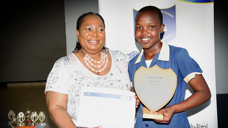 Fr. v.  Christabel Ngcobo, rektor på Inqolayolwazi School, och stipendiaten Aphiwe Mathonsi.