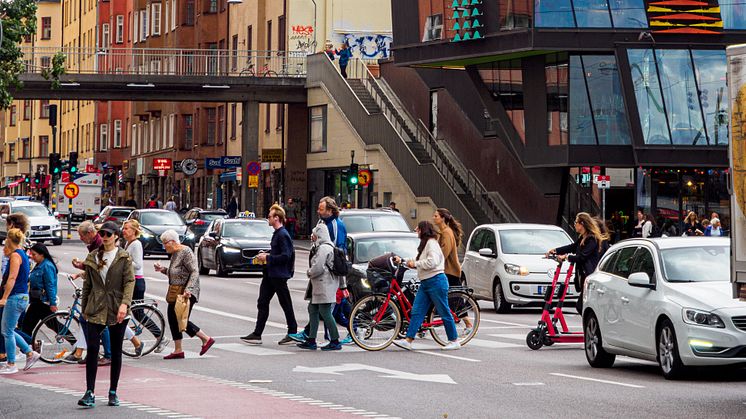 Storstadsbor är mer positiva till att ge plats för bilen. Bild från Hornstull, Stockholm.