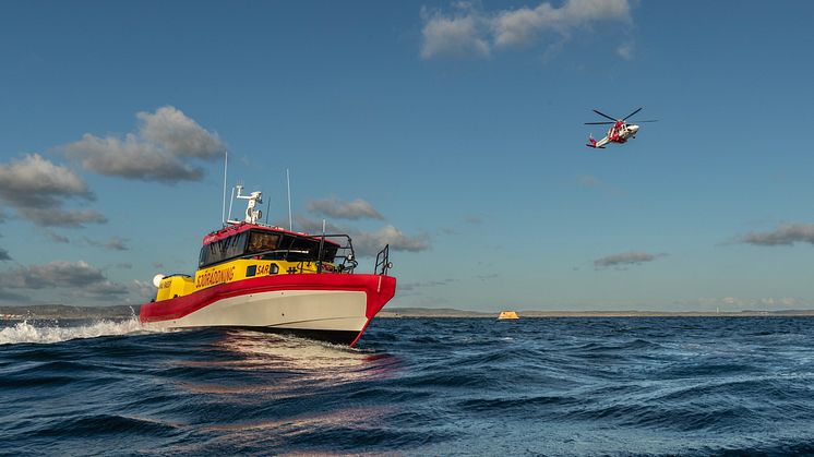 Ideella föreningen Sjöräddningsällskapet och myndigheten Sjöfartsverket samverkar i många insatser till sjöss. 