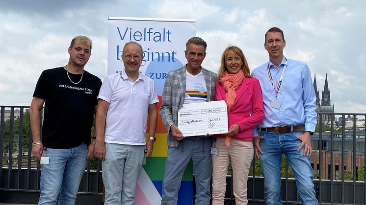 v. l .n. r.: Patrick Gloe, Hugo Winkels (ColognePride), Uwe Schöpe (Personalvorstand Zurich Gruppe Deutschland), Nathalie Hagen (ColognePride) und Frank Steiner (PrideZ Community/Zurich)