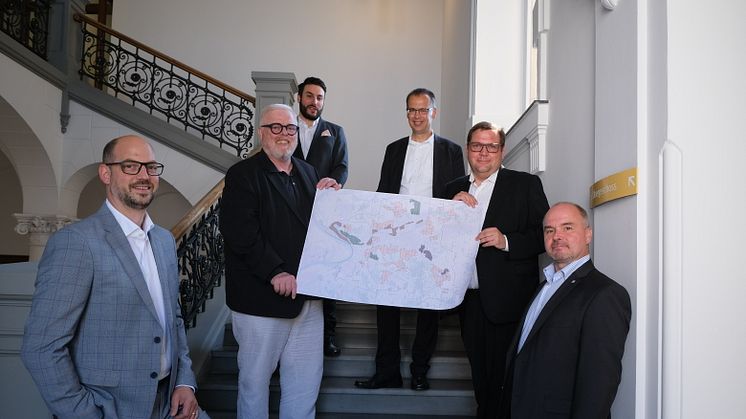 Glasfaserkooperation Krefeld (v.l.): Planungsdezernent Markus Beyer, Stephan Klaus (Deutsche Glasfaser), Rafael Markwald FB 61, Eckard Preen (Wirtschaftsdezernent), Oberbürgermeister Frank Meyer, Markus Munkenbeck (Deutsche Glasfaser). (Krefeld)