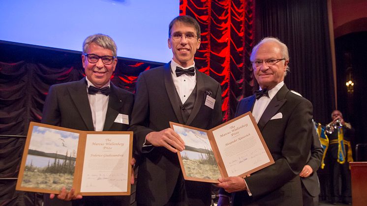 Marcus Wallenberg Prize laureates Federico Giudiceandrea and Alexander Katsevich recieve their diplomas from His Majesty the King of Sweden.