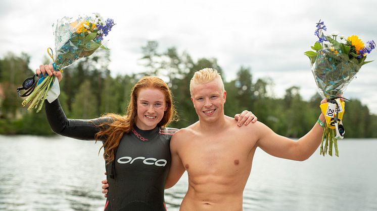 Segrarna i 2019 års Vansbro Halvsim, Astrid Gustavsson och Linus Holmdahl. Foto: Jonna Andersson