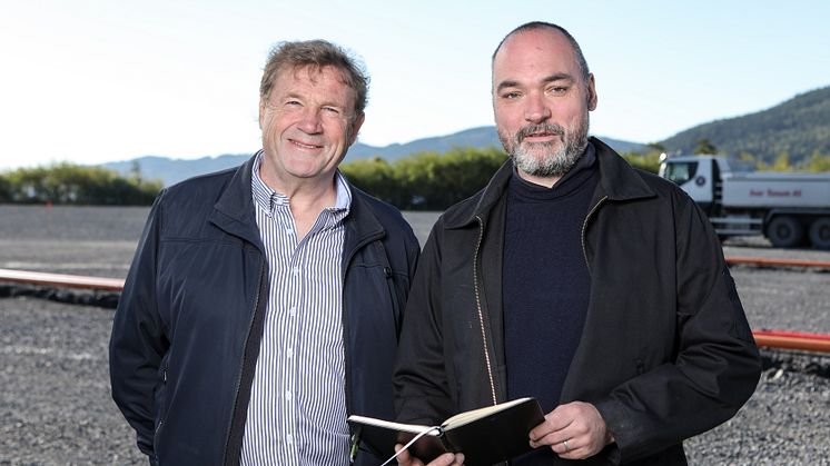 Daglig leder Odd Jensrud og plass-sjef Ståle Gundersen har etikkplakaten klar for Fjordbyen Innkvartering AS.