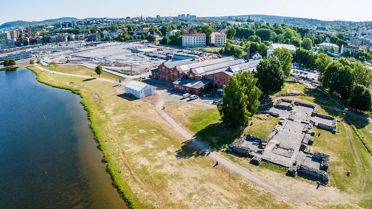 Hva skal Lokomotivverkstedet i Middelalderparken brukes til? – Det er stor interesse for Lokomotivverkstedets fremtid, sier Stine W Torbergsen, programleder Middelalderbyen i Kulturetaten. Foto Ronny Boysen/Oslobygg KF