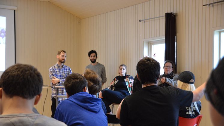 Elever från Hålabäcksskolans årskurs 9 träffar ungdomskonsulenter i områdeslokalen Protonen.