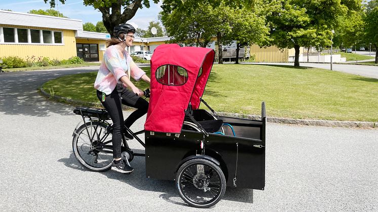 Hanna Sjöman på Bräcke diakoni provcyklar vår nya cykel som är specialbyggd för rullstolar.