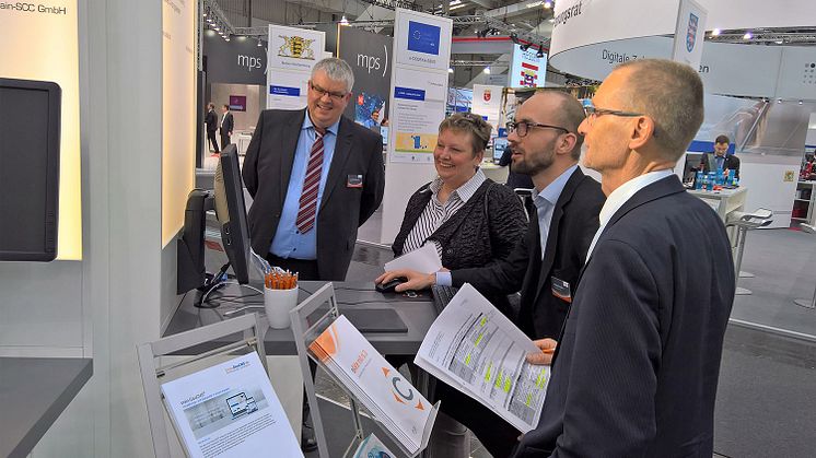 IT-Staatsekretärin Sabine Smentek informierte sich bei codia auf der CeBIT 2017 über elektronisches Dokumentenmanagement mit mobilen Lösungen. Abb. codia Software GmbH.