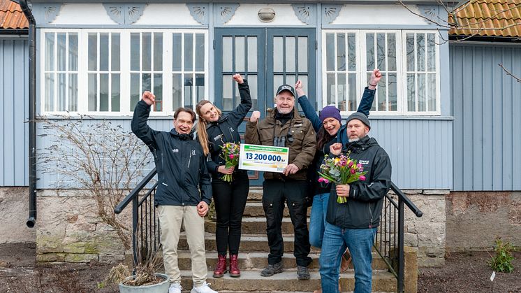 Delar av personalen hos BirdLife Sverige och Nordens Ark, blev överraskade av Postkodlotteriet med en guldcheck till att rädda den sydliga kärrsnäppan. Foto: Postkodlotteriet.