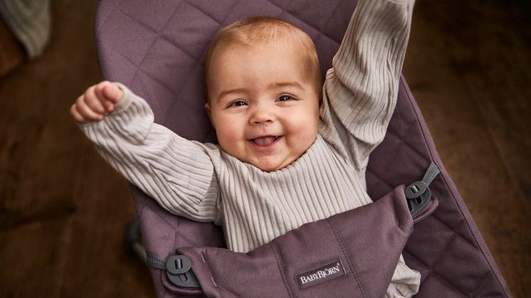 006034-bouncer-bliss-dark-purple-cotton-classic-quilt-lifestyle-babybjorn-02-medium