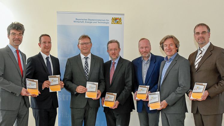 Stefan Graf, Ingo Schroers , Ludwig Friedl, Rudolf Escheu, Dr. Martin Frede, Erich Maurer und Michael Müller (v.l.n.r.) starten die Zusammenarbeit beim Energie- und Klimaschutzmanagement für bayerische Kommunen.