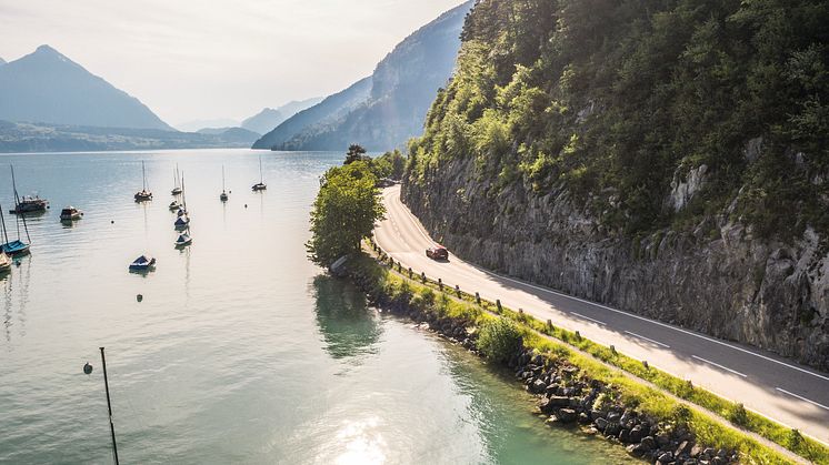 Seestrasse am Thunersee, links der Niesen © Mattias Nutt Photography