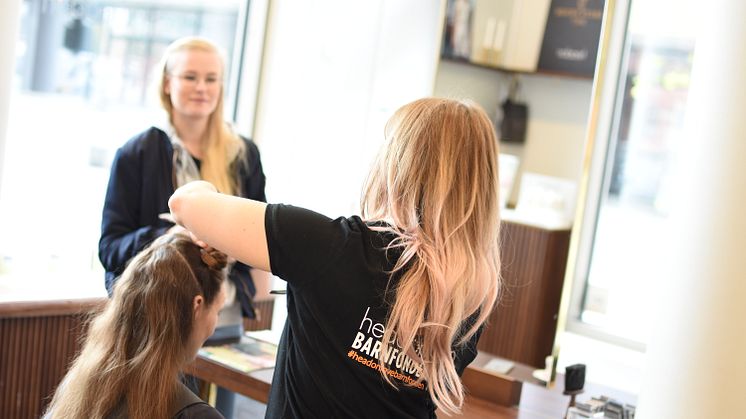 Ett trettiotal frisörer på alla Headons salonger klippte 132 kunder som valde engagera sig i Headons samarbete med Barnfonden onsdagen den 26 april. 
