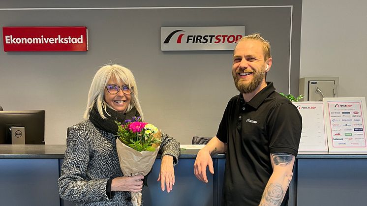 Annmarie Ramnitz, First Stops 5 000:e Onlinekund och Andreas Sjödin, Nordemans Bil i Örnsköldsvik.