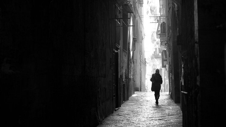 Till slut är det en som stannar – en som går. Många faller i den Napolitanska natten. Foto: © [Giuseppe Parisi] / Adobe Stock