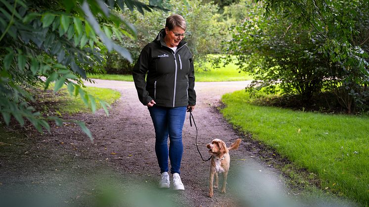 "Vi tar vårt ansvar genom att inte trissa upp ersättningsnivåerna", säger Linda Kreutz, vd för Sveland Djurförsäkringar, här med sin hund Bella. Foto: Sveland Djurförsäkringar