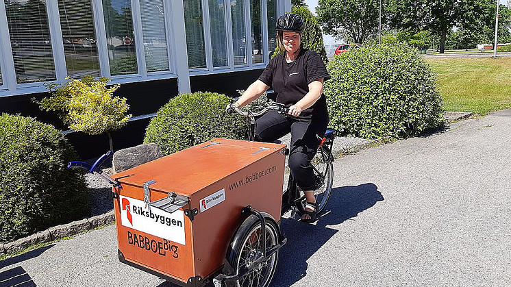 Helena Persson redo att ge sig ut på uppdrag med elcykeln.