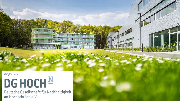 Die TH Wildau ist seit 1. Juli 2022 Mitglied bei der Deutschen Gesellschaft für Nachhaltigkeit an Hochschulen e.V. (DG HochN), Bild: TH Wildau/Friel, Logo: DG HochN)