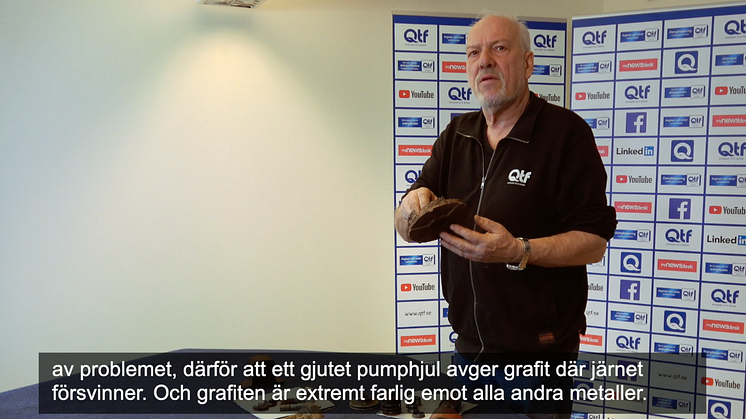 Björn visar skadade systemkomponenter; pumpar, rör och ventiler, och förklarar hur de har skadats.