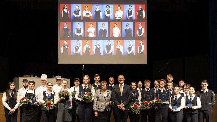 Alle Teilnehmenden und die glücklichen Gewinner mit Dr. Monika Gommolla, Aufsichtsratsvorsitzende Maritim Hotelgesellschaft mbH und Geschäftsführer Operations Erik van Kessel.