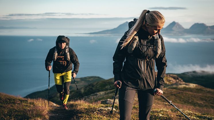 POPULÆR KOLLEKSJON: Klær fra den nye Y LightLine-kolleksjonen var tydeligvis målet til tyvene som tok seg inn i Bergans sin butikk. Foto: Hans Kristian Krogh Hanssen/Bergans