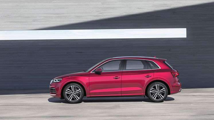 Audi Q5L (Vogue Red) lige fra siden