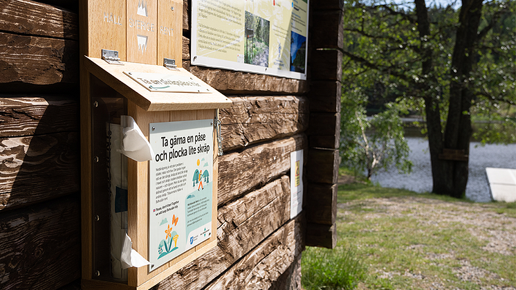 En av de nya påsholkarna som har satts upp i Bohuslän på initiativ av samarbetet Håll Bohuslän Rent.