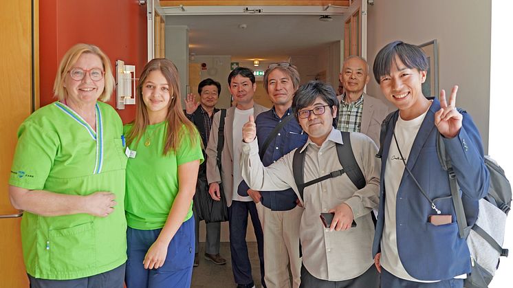 Personalen hade övat på japanska och undersköterskorna Yvonne och Maisa mötte gästerna med att säga: ”Välkomna hit!” på japanska.