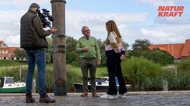 Jesper Theilgaard og Marie Lodberg ved Stormflodssøjlen i Ribe. Foto: Bjørn Ellermand