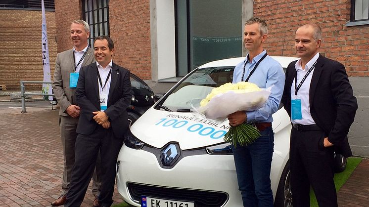 Fra venstre: Anders Gadsbøll fra Renault i Norge og Eric Feunteun, Director for Electrical Vehicle Division i Renault, samt direktør i Renault Nordic Sylvain Devos ( yderst th) overrakte nøgler og blomster til Åsmund Gillebo