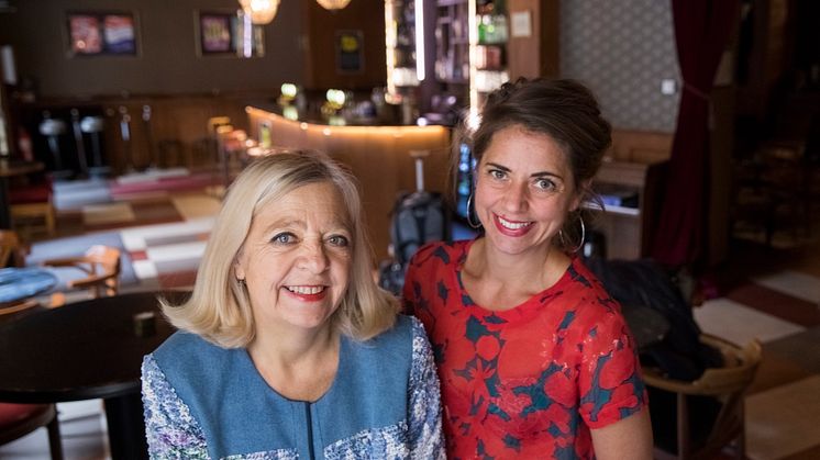 Karin Helander och Rebecca Forsberg programleder Scenpodden. Foto: Niklas Björling