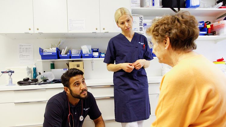 Läkare och sköterska samtalar med patient