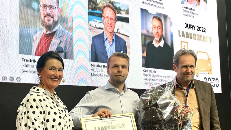 Falkenklev Logistik vann Laddguldet i kategorin "Fastighetsägare". Från vänster: Maria Stenström – 2030-sekretariatet, Victor Falkenklev – Falkenklev Logistik AB, Svante Axelsson – Fossilfritt Sverige