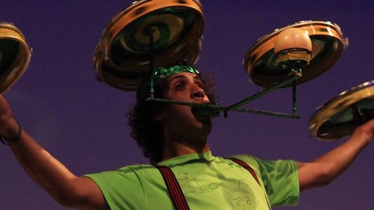 Brasiliansk jonglör underhåller barn på Dunkers kulturhus i Helsingborg