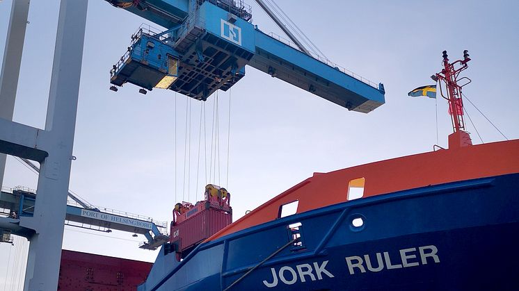 Årets sista container lyfts i land från fartyget Jork Ruler som trafikerar Containerships slinga till Helsingborgs Hamn.
