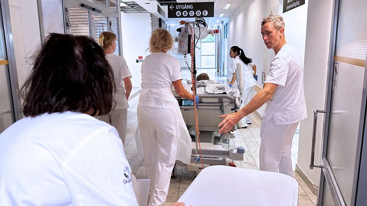 Intensivvårdsavdelningen flyttade under förmiddagen, som första verksamhet, in i nya lokaler i den första delen av den nya vårdbyggnaden på Skånes universitetssjukhus i Malmö.