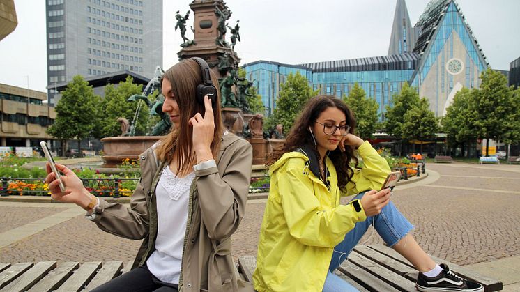 Studentinnen beim Hören des Podcast "REISEN REISEN" auf dem Augustusplatz - Foto: Andreas Schmidt