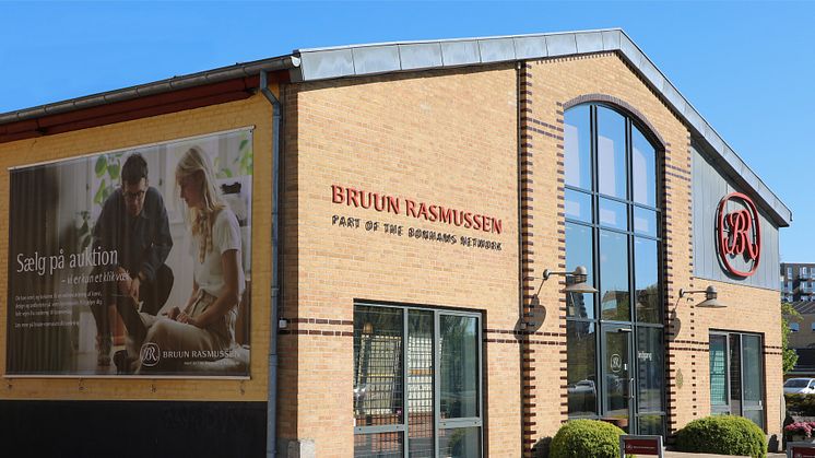 I anledning af Bruun Rasmussens 15 års-jubilæum på Søren Frichs Vej 34 D inviterer auktionshuset onsdag d. 13. marts alle indenfor til et festligt program.