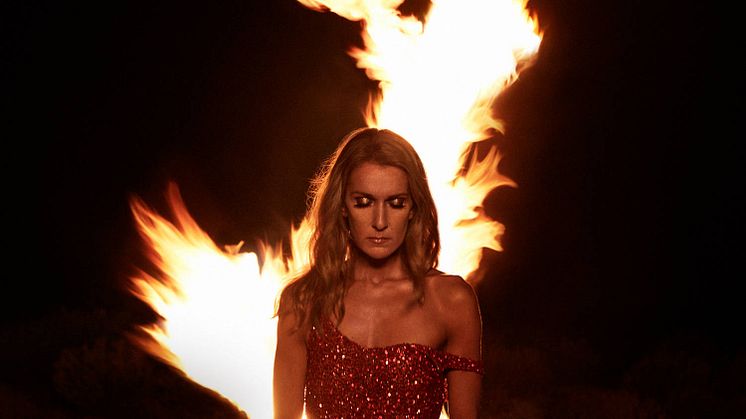 Celine Dion imponerar med tre nya låtar från kommande albumet “Courage”