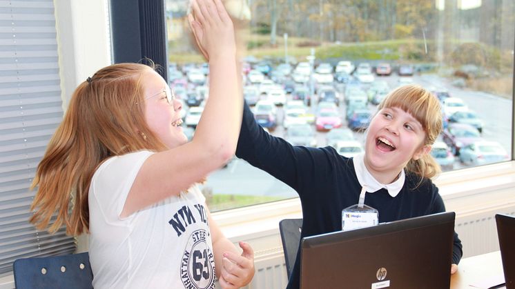 Under hösten anordnade vi programmeringsskola för höstlovslediga barn. Syftet är att lära barn att tänka logiskt och även väcka intresset för programmering och tekniska utbildningar i tidig ålder. 