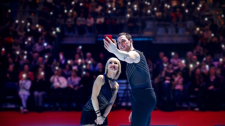 Aljona Savchenko und Bruno Massot mit dem Publikum von HOLIDAY ON ICE