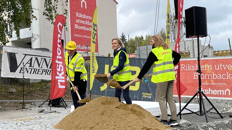 Spadtaget för Kvarteret Norra bro i västra Blombacka, Södertälje tog av Pether Fredholm, VD för JSB, Boel Godner, Kommunalråd Södertälje och Annette Frumerie, vd för Rikshem