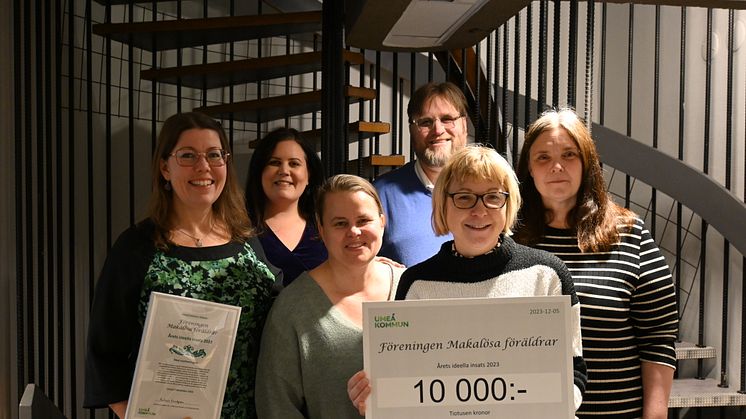 Makalösa föräldrar är mottagare av Årets ideella insats 2023. Från vänster: Jenny Sandqvist, ledamot, Hanna Lundin Jernberg, vice ordförande Individ- och familjenämnden, Linda Nilsson, kassör, Andreas Lundgren, ordförande Individ- och familjenämnden,